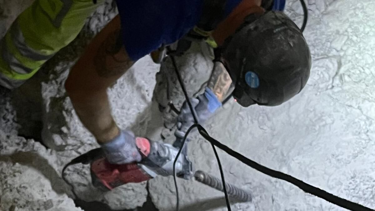 Ansetzen einer Bohrung für eine Sprengreinigung im Anhydritsilo