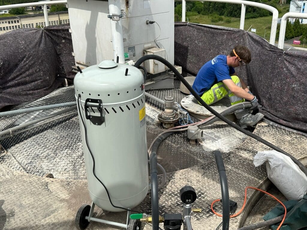 Silo Refurbishment with Corrosion Protection: Extraction of deposits and paint residues
