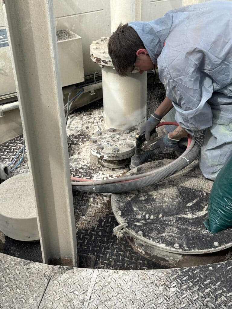 Silo Refurbishment with Corrosion Protection: Cleaning of the surfaces