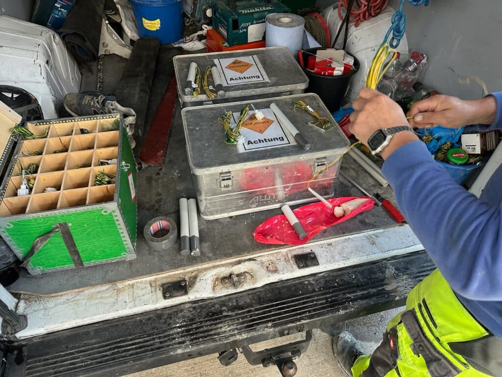 Vorbereitung der Ladungen für die Sprengreinigung im Gipssilo